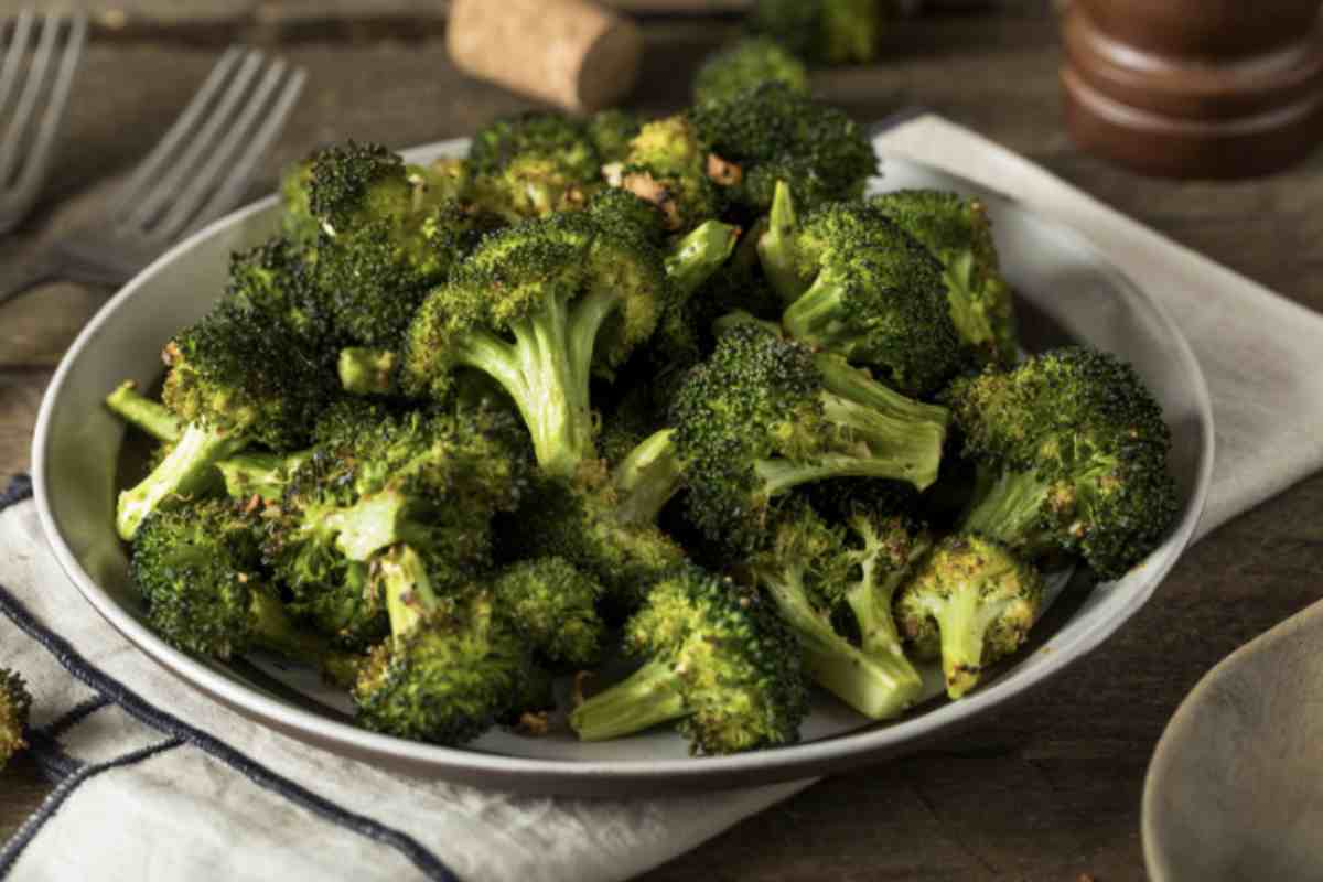 I broccoli appartengono alla famiglia delle crucifere, che include anche cavolfiore, cavolo e cavoletti di Bruxelles.