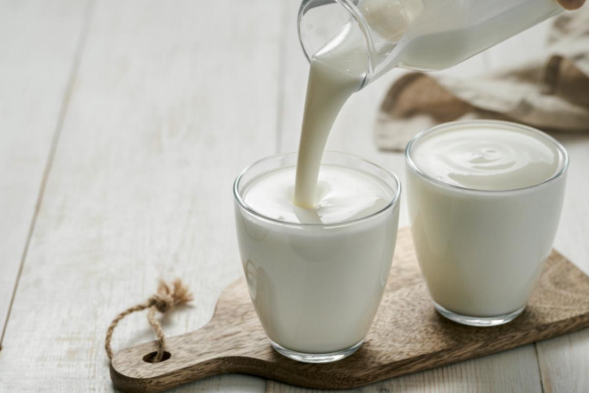 Se cerchi un’alternativa gustosa e nutriente, lo yogurt magro è un’ottima scelta. Con un contenuto di calcio che può arrivare fino a 300 milligrammi per 200 grammi di prodotto,