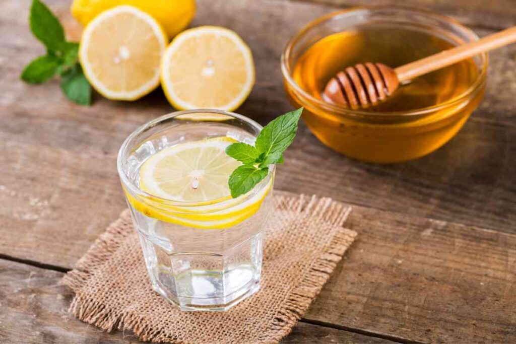 Perché bere acqua e limone