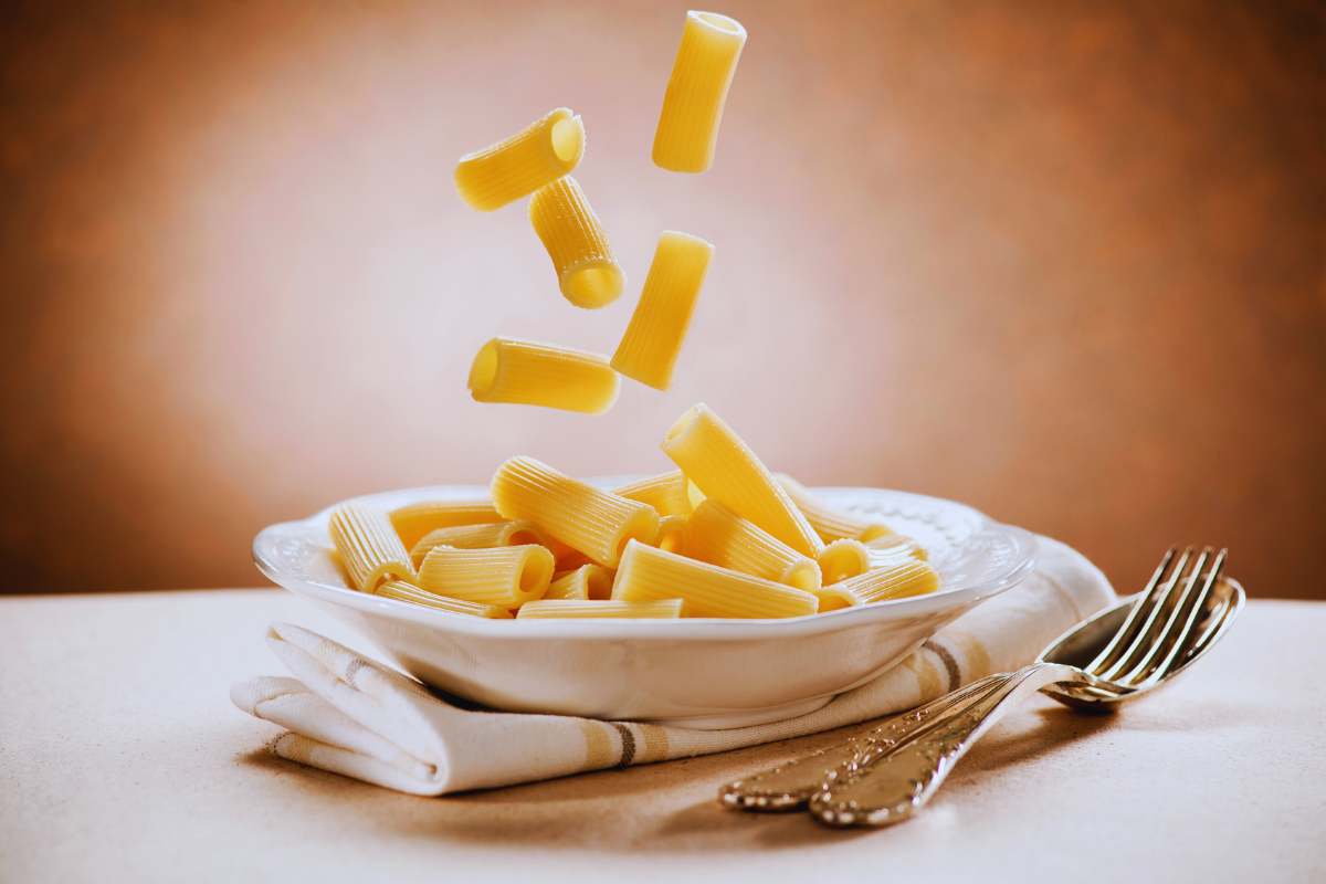 Si può mangiare la pasta cruda?